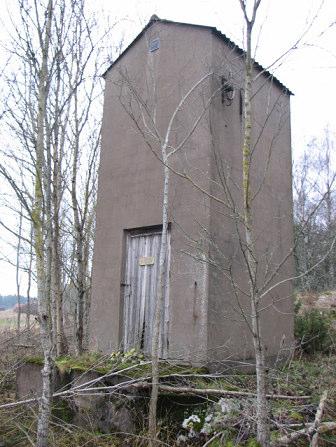 12. Hålstenskyrka, Askum Typ: Uppförd: Driftstatus: Transformatorvakt: Kyrktransformatorstation i betong 1950-talet Ej i drift Ej känd