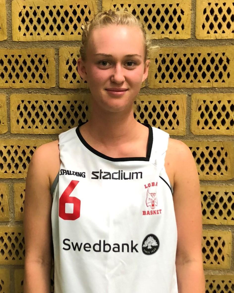 Vera Öijer Född: 2001 Längd: 169cm Position: Guard/Forward Precis som Olivia så gör egentligen inte Vera heller