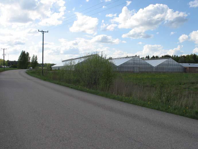 Området angränsar i den norra och östra delen till ett större skogsområde. I söder brukas marken för jordbruksändamål vilket gör området relativt öppet ned mot Sättersviken.