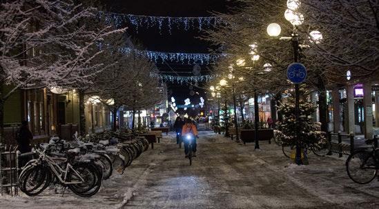 Utformning i korsningspunkter På huvudnät+ ska cyklisterna vara prioriterade över biltrafiken i alla korsningar som inte är signalreglerade.