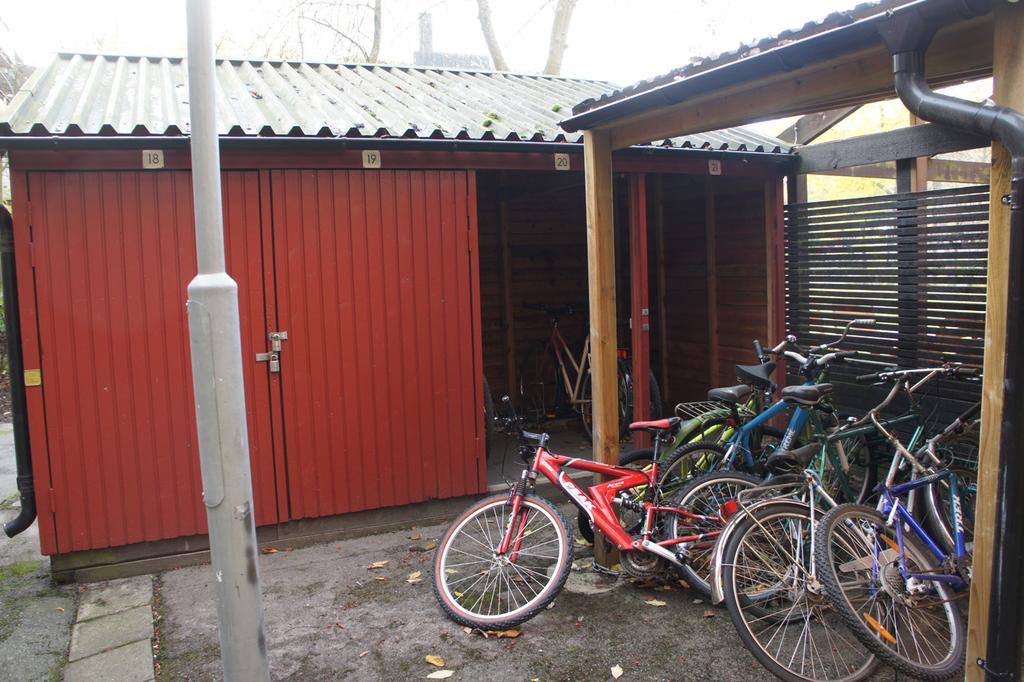 RENOVERINGSFÖRSLG - Yta 4 Taket över cykelstället tas