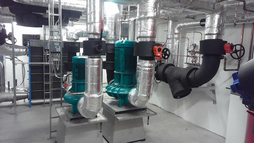 Optimering av pumpdrift i Skanska Deep Green Cooling 7.3 Pumpar Pumparna KB00-CP1 och KB00-CP2 är av fabrikat Wilo, Figur 7.4. Figur 7.4 Kylcentral med vinter- och sommarpump [3] Tabell 7.