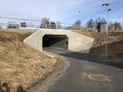 3.2 Östra plattrambron Bron Östra är en prefabricerad, slakarmerad betongkonstruktion som utförts av kvalitéterna C40/50 för betong och K500C-T för armering.