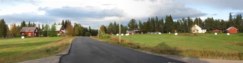 P-plats på äldre vägslinga vid älven söder om Tornefors.