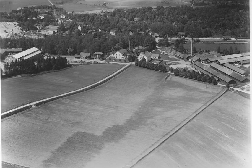 Sidan 7 av 10 Gamla fotografier över kända miljöer är alltid intressanta. Jag äger en flygbild över Finsta från år 1941.