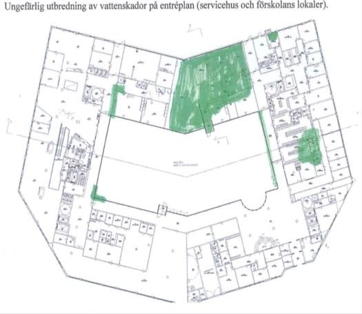 Arbetet att täta gården, byta avloppsbrunnar och göra om dräneringen runt huset görs nu för att vara klart innan sommaren och ha beredskap inför nya stora regn.