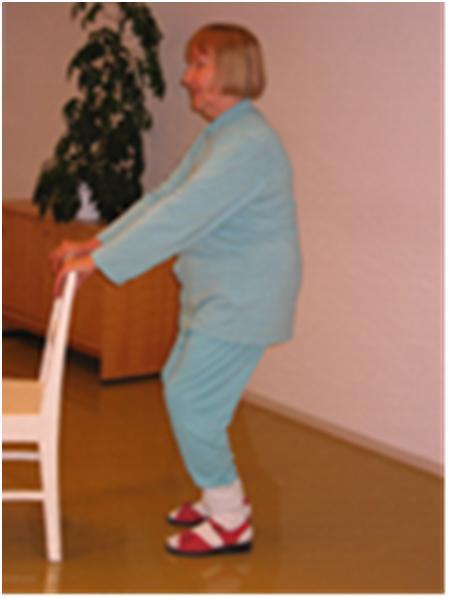Efter att gipsen tagits bort ska du träna ankelleden för att förbättra dess rörlighet genom att utföra böj- och sträckrörelser med fotleden och niga (hälarna lyfter inte från golvet) samt att stiga