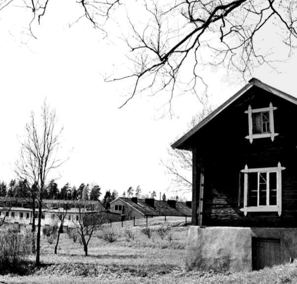 Ryrs gård och radhusen vid Bergkullevägen. Foto av Ulf Gertz år 1965.