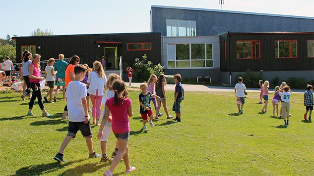 se/ljusteroskola Mellansjövägen 60A, 184 95 Ljusterö Bergsättraskolan Bergsättraskolan är en mindre tvåparallellig skola från förskoleklass till år tre med cirka 180 elever.