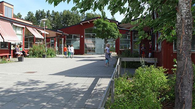 Skärgårdsstadsskolan Skärgårdsstadsskolan är en tvåparallellig F-9-skola placerad ett stenkast från skärgårdens strand en knapp