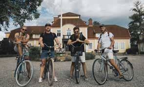 Cykla österut och njut av den vackra bron över Såganässjön (2). Här är det möjligt att se kanotister som paddlar på kanotleden Helge å. I Såganäs hittar du både bad och kanotrastplats (3).