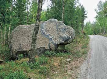 Korsa vägen och börja cykla mot tystnaden som verkligen går att finna under denna tur genom Älmhults yttre landsbygd. Sandörens badplats (2) är ett lämpligt stopp en varm dag.