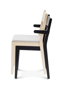 otalhöjd: 81 cm Akustikplatta och kopplingsbeslag är tillval som förstärker flexibiliteten hos Volym 2 stolar: 0,3 m3 Use. Stolen passar allt från konferensanläggningar till restauranger.
