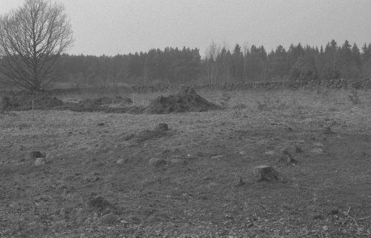 Topografi samt fornlämningsmiljö Fornlämningen är placerad i Listerby socken, Ronneby kommun, i en utsvallad grusås och före detta hagmark (se fig.1,2).