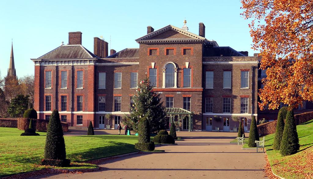 En knapp kilometer från Albert Hall ligger Kensington Palace, som sedan 1689 bebotts av