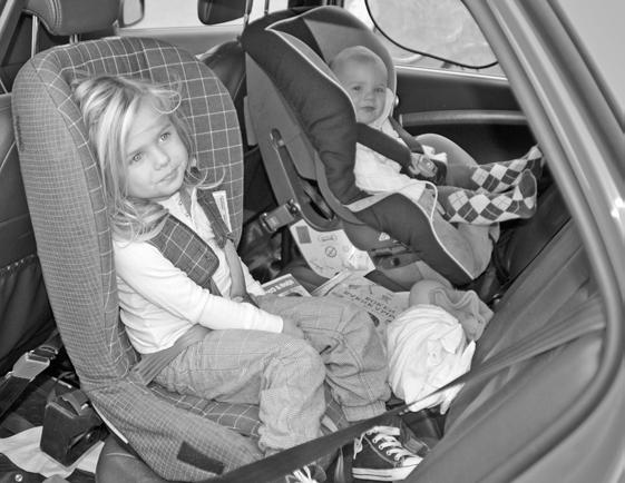 37a Andel barn som använder babyskydd eller bakåtvänd bilbarnstol respektive annan skyddsanordning vid bilåkning, per åldersklass 1 1 Annat Babyskydd eller bakåtvänd bilbarnstol 37b Andel barn i