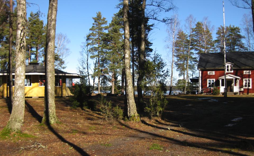 Inbjudan- stängningshelg på Viken Nu är det dags att stänga lägergården för vintern och vi behöver vara många som hjälps åt! Vi utlovar trevligt umgänge, god mat och fika mot arbete.