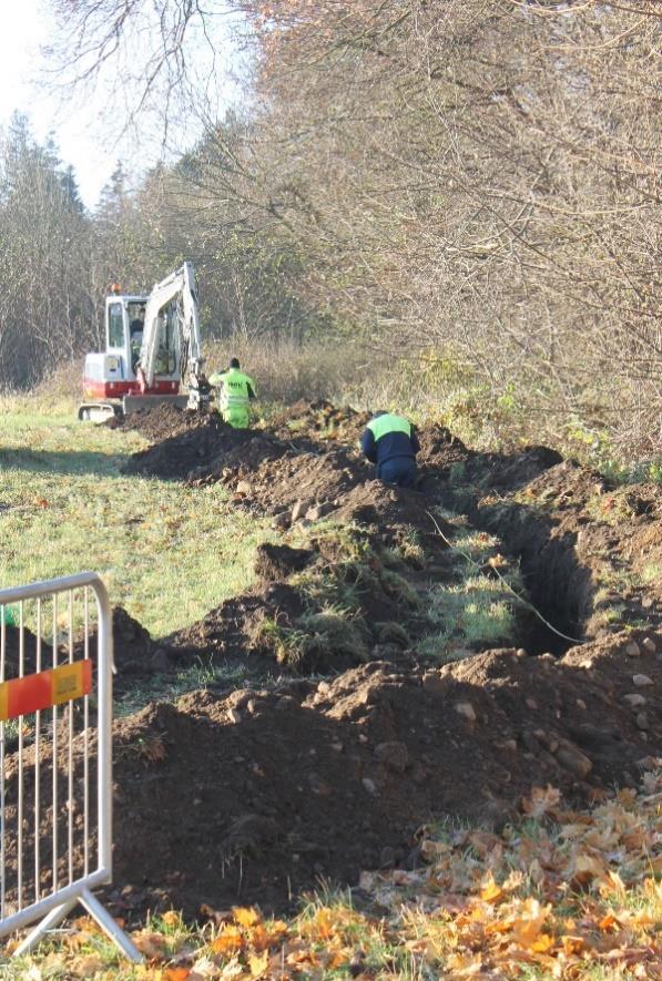 Figur 4. Schaktet längs den västra kanten av gravfältet RAÄ 122:1. Schaktet är markerat med en röd heldragen linje. UNDERSÖKNINGSRESULTAT De nya bredbandsfibrerna drogs i befintliga fiberkanaler.