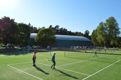 I Stockholm vill vi göra tennisen mer tillgänglig genom att få kommunerna att anlägga banor.