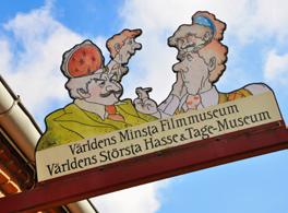 ULTUR Muséer Det finns ett antal olika museer, bland annat Hasse & Tage-museet - världens minsta filmmuseum, Sveriges största 50-tals museum - ostalgi Café the 50 s, samt Onslunda hembygds- och