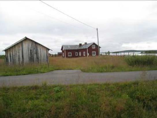 Till byn hör även båthus, torvkåtor, kvadratiska brädkåtor och någon rökkåta. Odlingsmarkerna ligger i sluttningen ner mot vattnet och på dessa finns hässjor, en stengärdesgård och en sommarladugård.