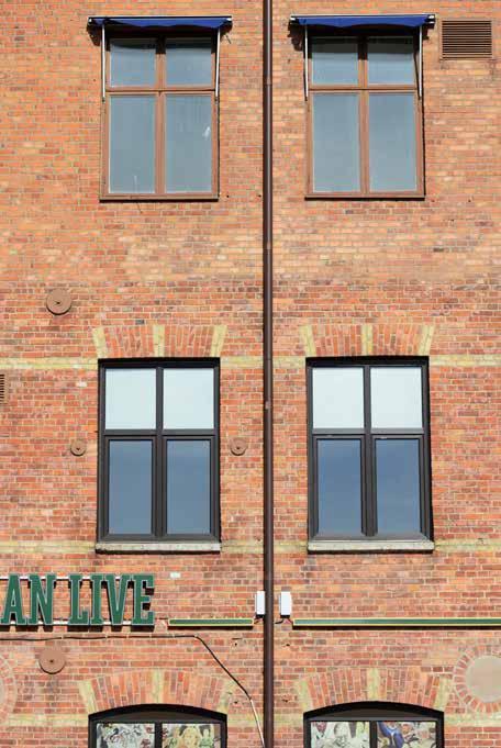 Fönster Åtskilliga av områdets originalfönster av trä är utbytta mot modernare varianter i aluminium och plast. Fönstren är en viktig del av byggnadernas kulturhistoriska värde.