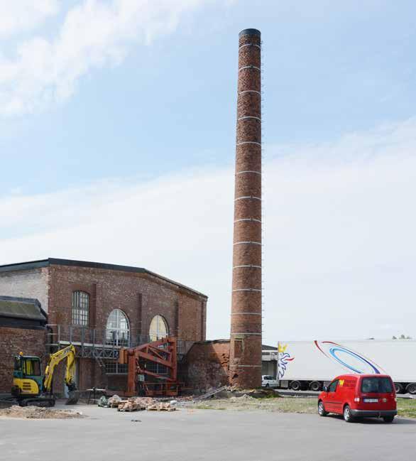 Skorstenar Kvarvarande två tegelskorstenar vid före detta snickerifabriken på östra sidan av Kinnekullebanan, tillsammans med den förkortade skorstenen på Rörstrandsområdet, är de sista resterna av