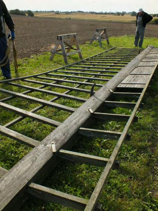 Foton från 2013, då de tidigare vingarna demonterades. Förhoppningen var att kunna renovera dem men i samband med besiktningen konstaterades att rötskadorna var alltför omfattande.