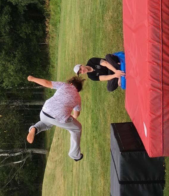 Parkour Härliga grabbar från Karlstad Parkour kom och engagerade de unga med hopp och lek. Stora mattor lades ut. Ordning och reda i ledet, när någon hoppade fick man inte busa.