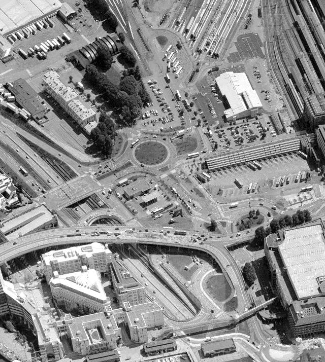 1 UPPDRAGSBESKRIVNING Göteborgs Stad arbetar med fyra detaljplaner för Västlänken, en för spårtunnelområdet samt för respektive station vid Centralen, Haga och Korsvägen.