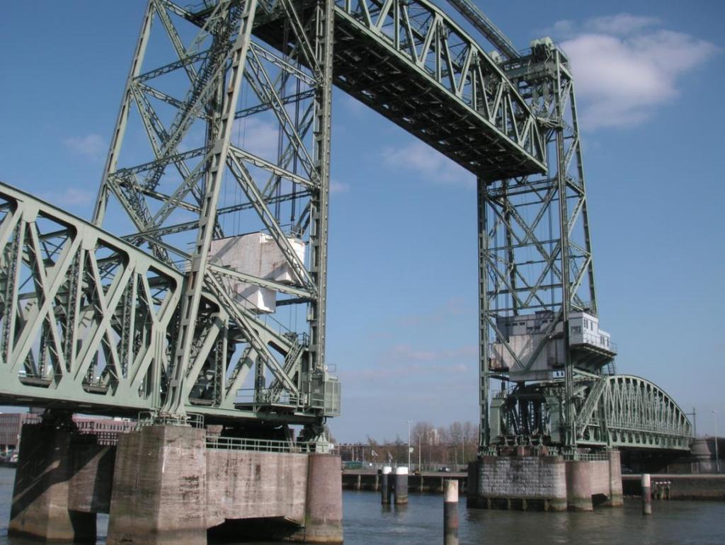 Delar av den gamla järnvägsbron har bevarats. 7.