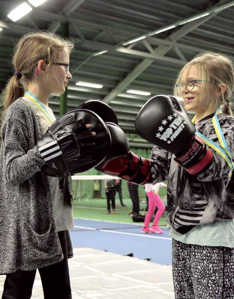 16 NIF verksamhetsberättelse 2016 17 reportaget Idrottens dag populärt prova-på! Idrottens dag i Luleå blev en succé. Hundratals höstlovslediga barn kom för att testa åtta olika idrotter.