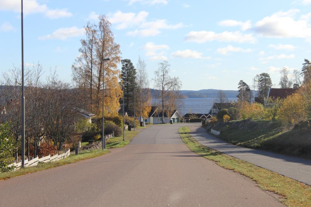 Trafiken mättes öster om Förrådsvägen, en vecka i slutet av maj 2015 och uppgick då till ca 1450 fordon/dygn av dessa är ca 70 (ca 5 %) tunga fordon.