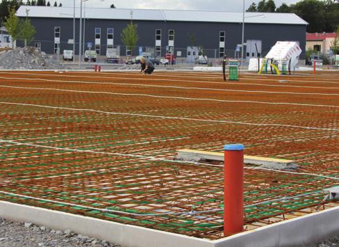 Inkommande elkabels PE- alternativt PEN-ledare förbinds via huvudcentralen (HC) med huvud jordningsskenan. Inkommande kablar skyddas med överspänningsskydd.