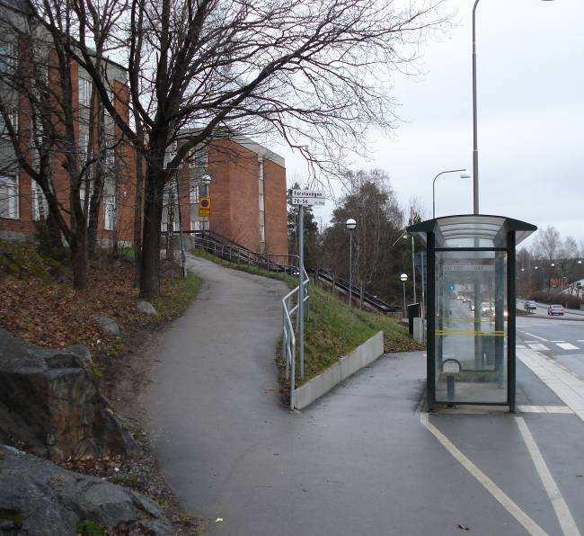 SID 2 (6) Utlåtande Bakgrund Fastigheten Rågö 1 saknar angöring för fordon (färdtjänst, flyttbilar, räddningsfordon m.fl.) från Farstavägen upp på gård.