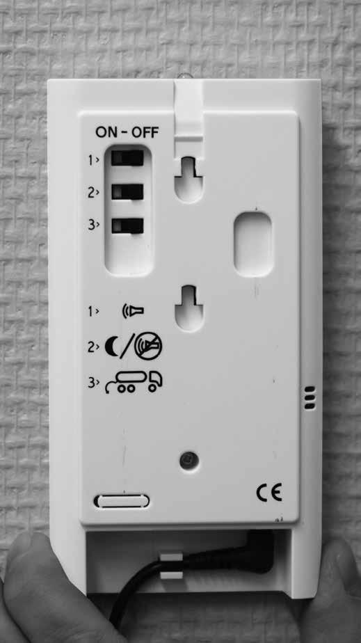 Kontrollpanelens inställningar På baksidan av kontrollpanelen finns 3 omkopplare som används för att ställa in följande funktioner (se sidan 16): Signalljud på/av Den övre omkopplaren används för att