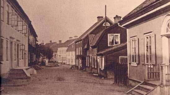 14 O M Å etta fotografi skall vara det äldsta kända gatufotografiet från Mönsterås och taget cirka år 1875.