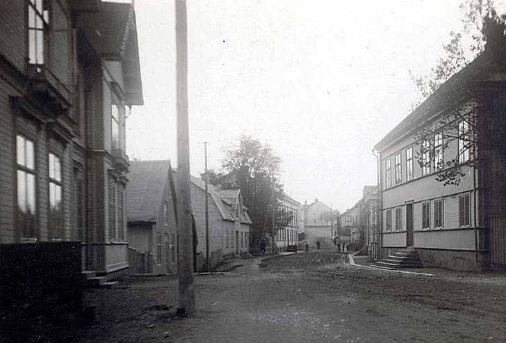 21 O M Å torgatan, norra infarten närmast köpingen år 1925 (foto daterat av tranda hembygdsförening). Husen närmast i bild (raxen 18 och Korpen 8) finns kvar men har idag en annan gestalt.
