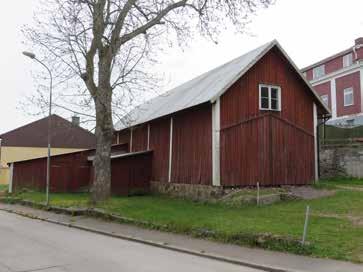 omväxlande röd och vit sten. Troligen uppförd på 1890-talet. evarat historiskt uttryck, trots senare insatta skyltfönster. yggnaden är uppförd av tegel från Harrstorps tegelbruk.