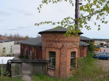 Tidigare fanns två paviljonger ett dass och en vedbod krönt av en tingsklocka mot ödra Tingsgatan. Ytterligt viktig byggnad för regionen och orten.