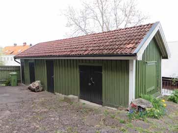 trä, samtida med stora huset. Inrymde ursprungligen ölhall, inreddes till affär och källaren till bageri 1887.