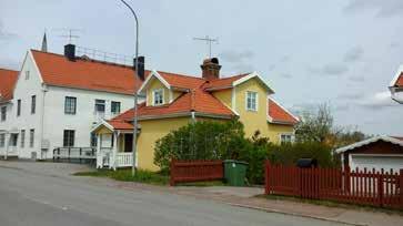 från sekelskiftet 1900 bevarad. igger väl synlig i egenskap av det första lilla boningshuset utmed Kuggåsvägen från Tingsparken sett.