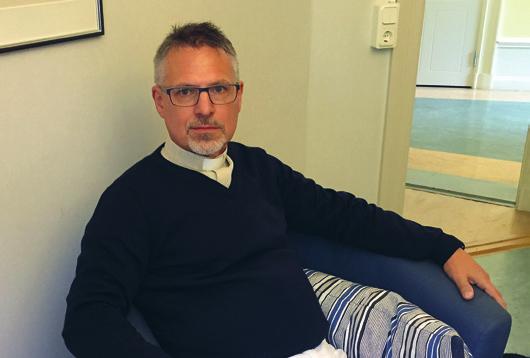 Samtalet brukar ta en timma, men ibland kan omständigheterna kräva längre tid och flera träffar. De fikar och samtalar och de anhöriga berättar och kanske visar bilder.