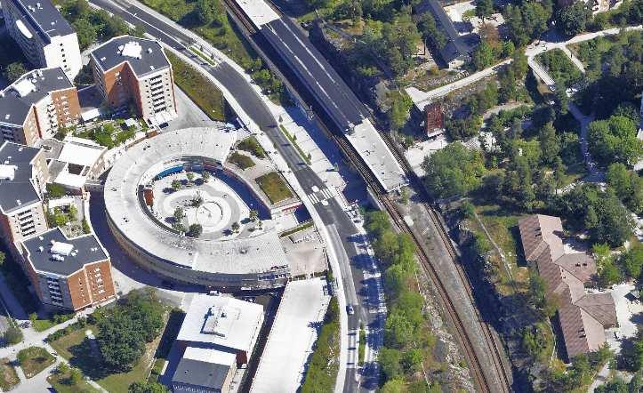 Kommersiell service Rågsveds centrum ligger ca 400 meter från planområdet och är ett mindre närcentrum.
