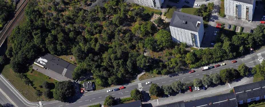 Mot fastighetsgräns tillåts det att byggas en komplementbyggnad för bilparkering. Komplementbyggnaden skall gestaltas som en enkel bod med omsorg om detaljer då den blir en del av gatubilden.
