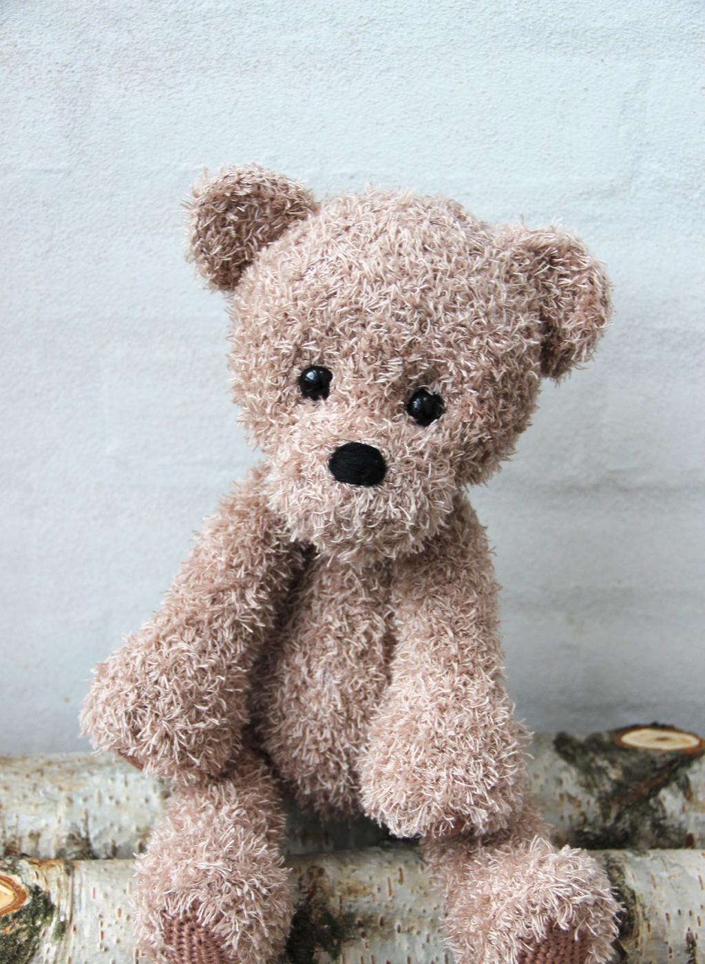 MATERIAL: STORA TEDDY 300 g Go Handmade Couture garn 25 g Go Handmade Soft garn (dubbelt garn) LILLA TEDDY 200 g Go Handmade Couture garn 25 g Go Handmade Soft garn (dubbelt garn) Broderigarn 2 ögon