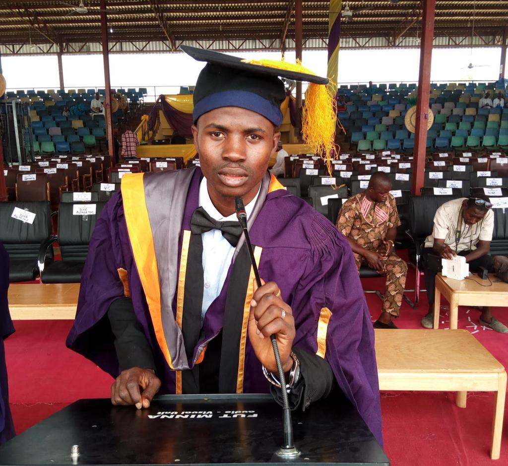 Owolabi på sin examen, en lång resa för den unga mannen som började sitt liv, tiggandes på gatorna.