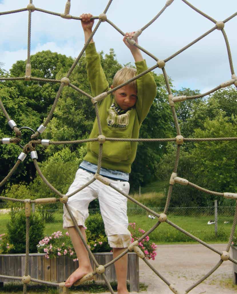 Rätt hanterat kan en lekplats även bli en social mötesplats för de boende.