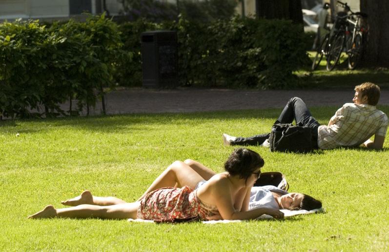 Parker, torg och grönområden För att förbättra den upplevda ljudmiljön i staden är det viktigt att hantera offentliga miljöer, så som torg och parker, då dessa utgör stadens vardagsrum och trädgård.