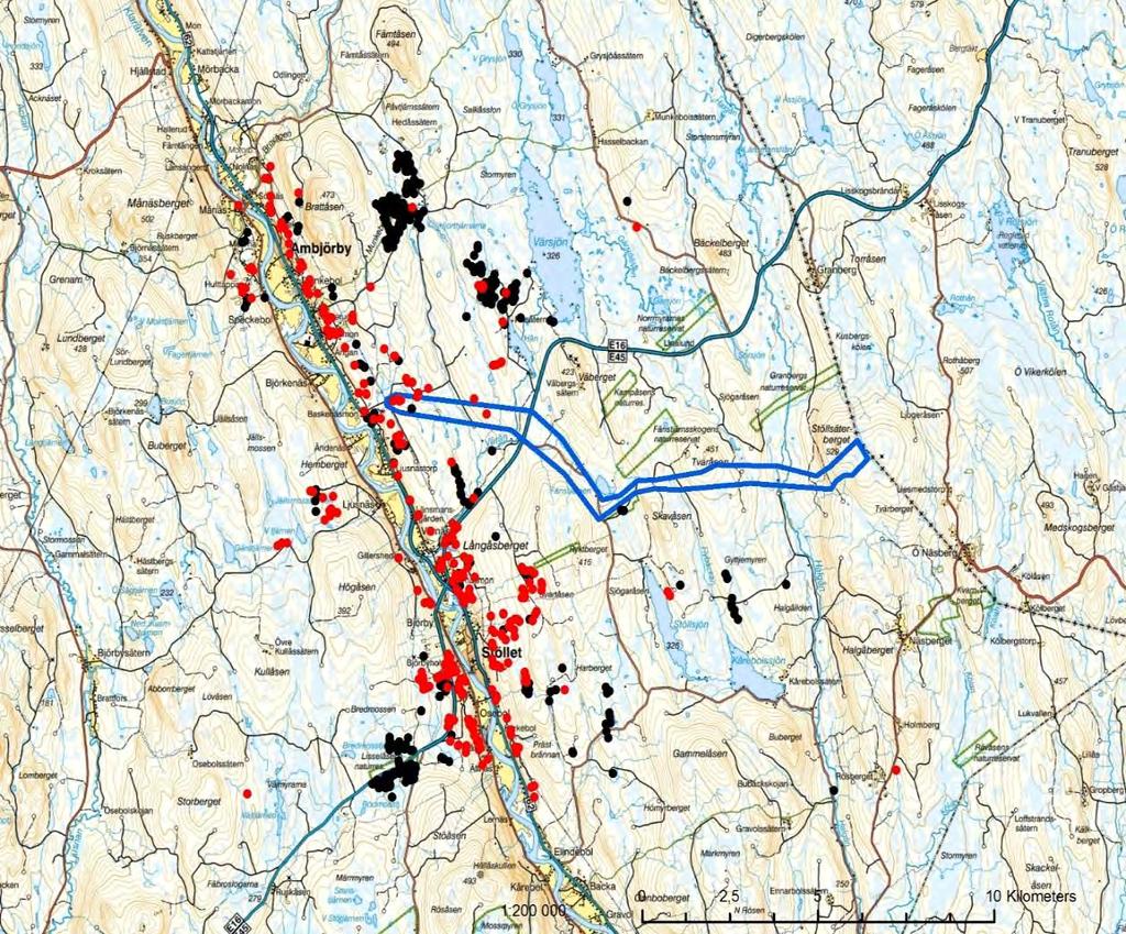 Figur 3. Fornlämningsbilden kring utredningsområdet. Fångstgropar är markerade med rött och kolningsgropar med svart. Utredningsområdet är markerat med blå begränsningslinje.